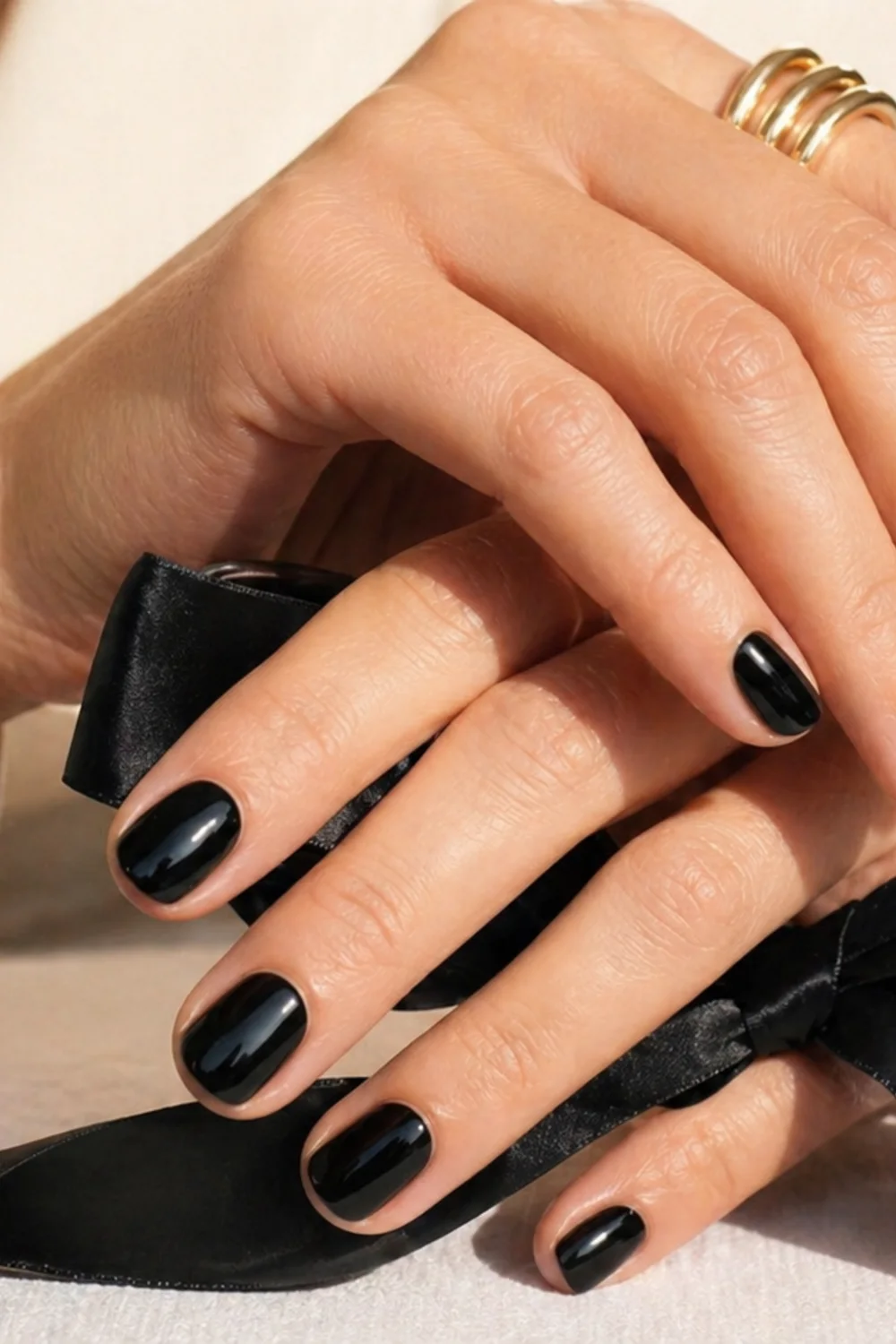 pin vertical de diseños de uñas con flores con manicura elegante