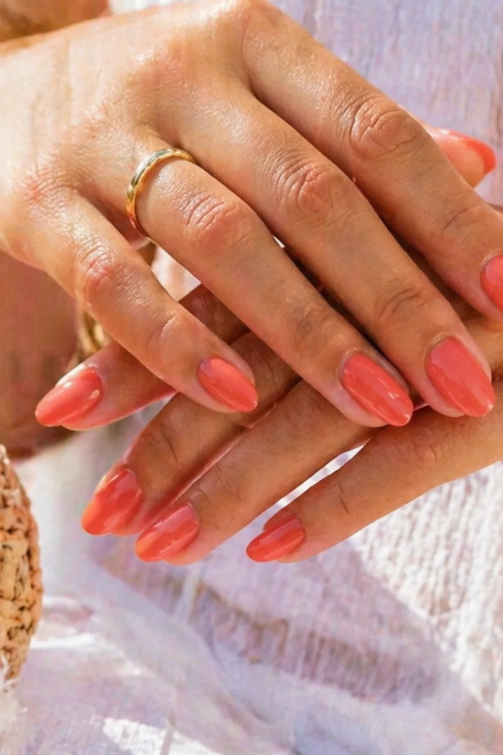 pin vertical de uñas marrones chocolate con manicura elegante