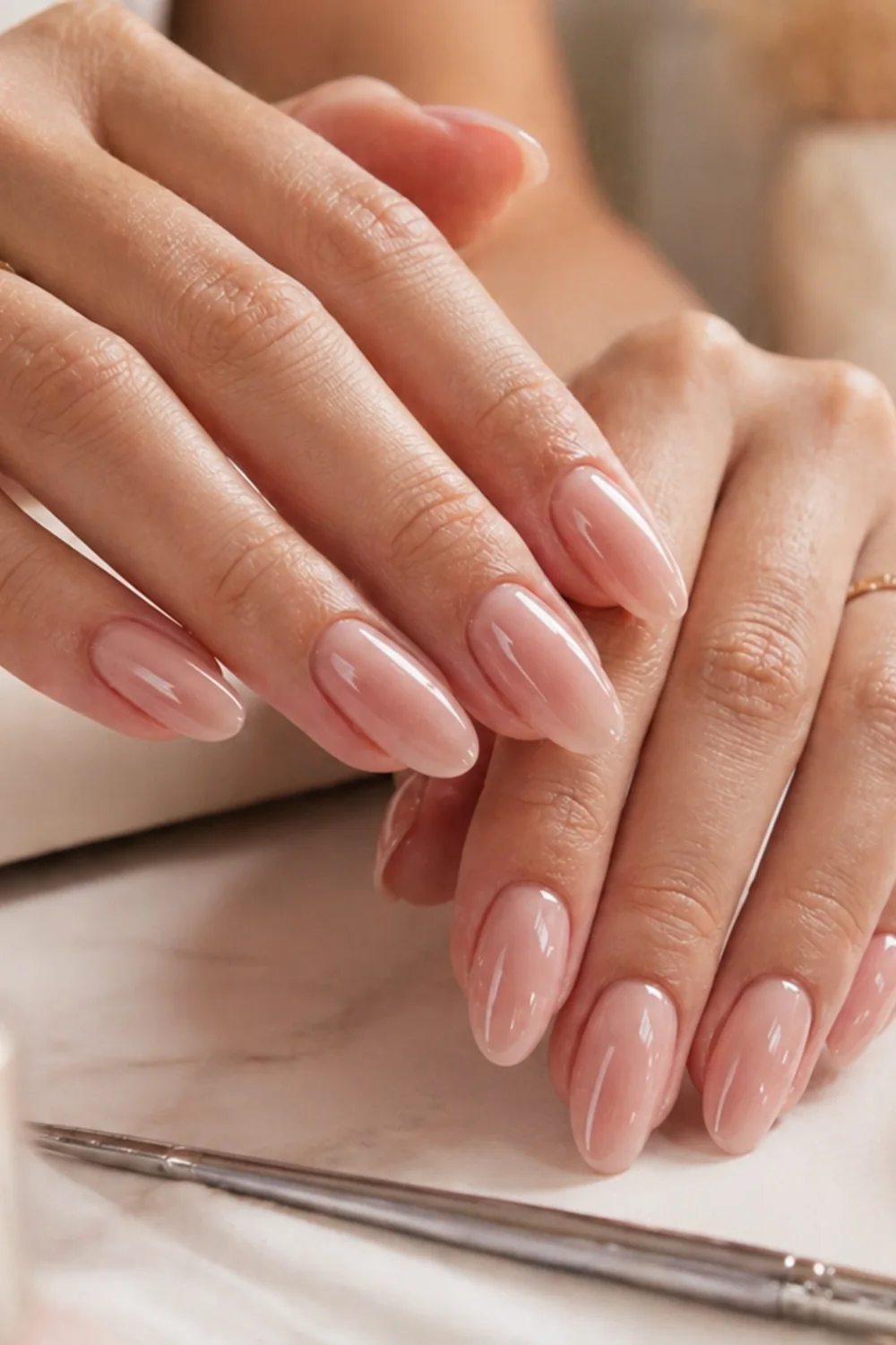 pin vertical de uñas nude con manicura elegante